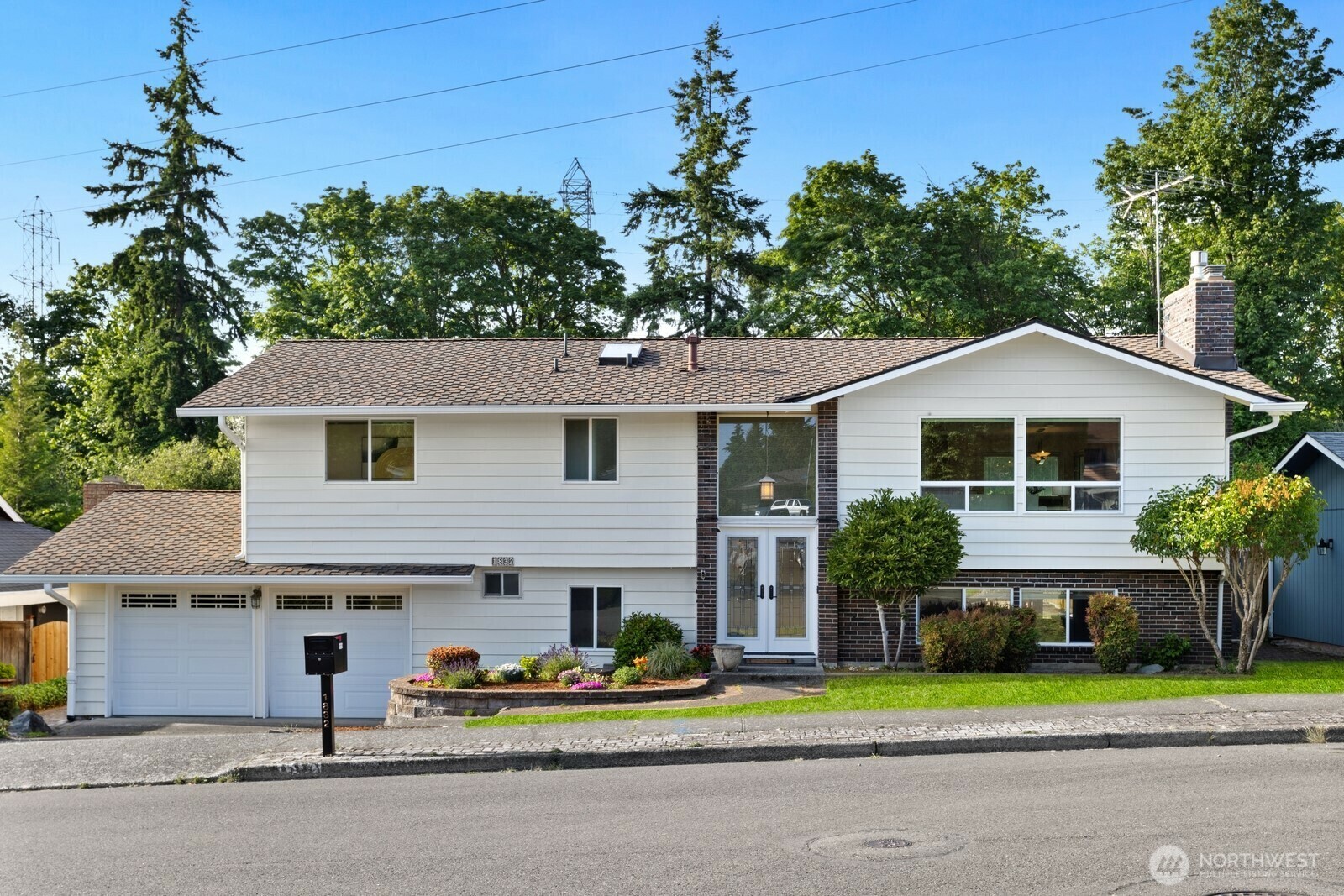 Property Photo: 1832 SE 16th Place WA 98055