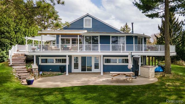 Property Photo: 900 Indianwood Road MI 48362