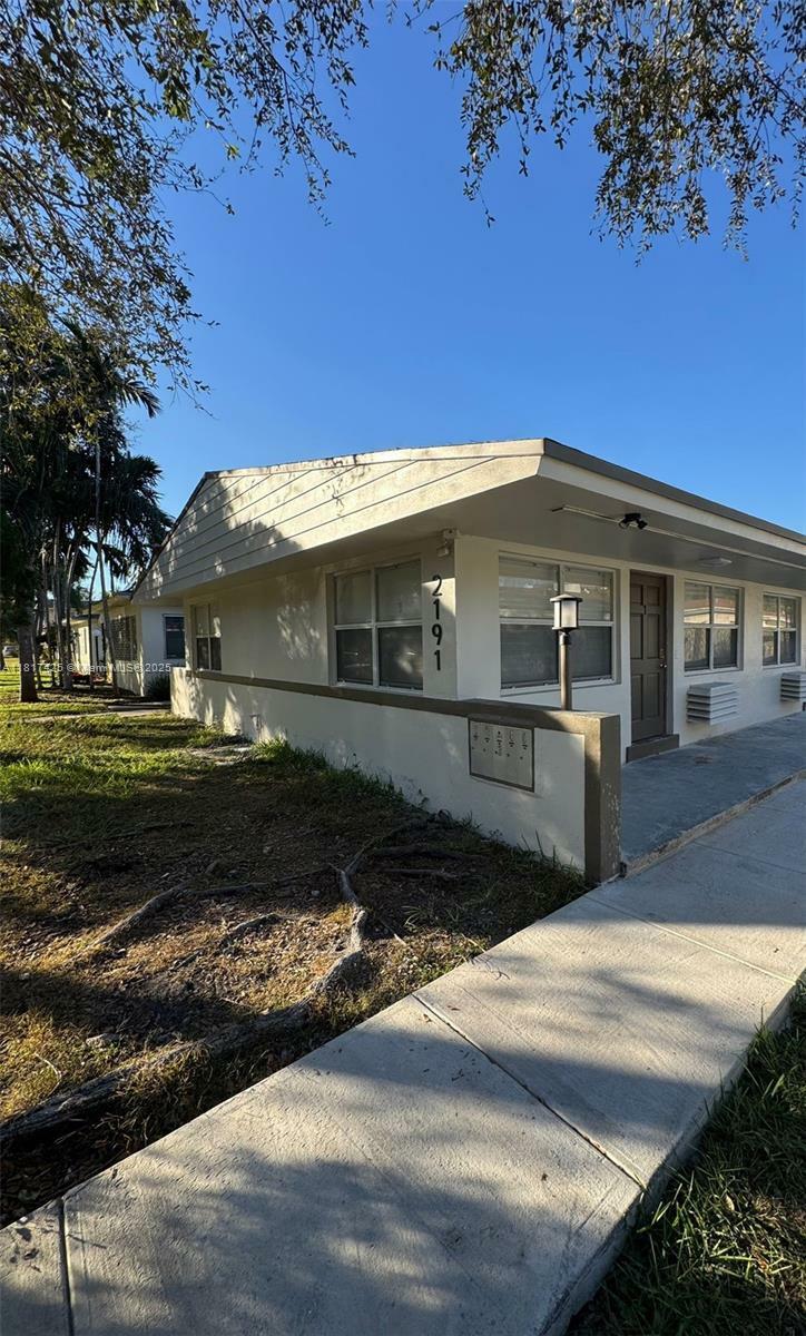 Property Photo: 2191 NE 167th St 1 FL 33162