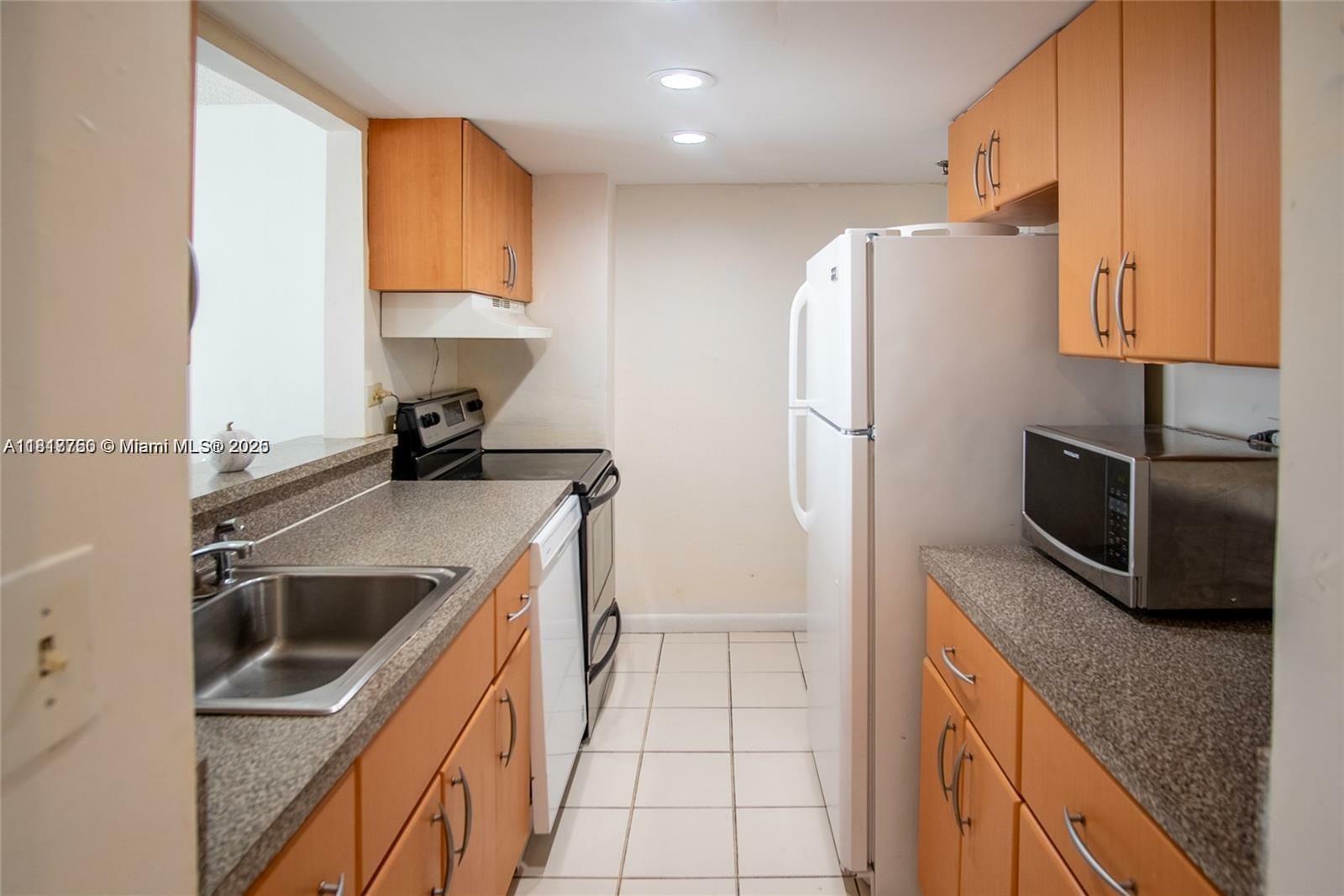 Property Photo: 7545 E Treasure Dr 4K FL 33141