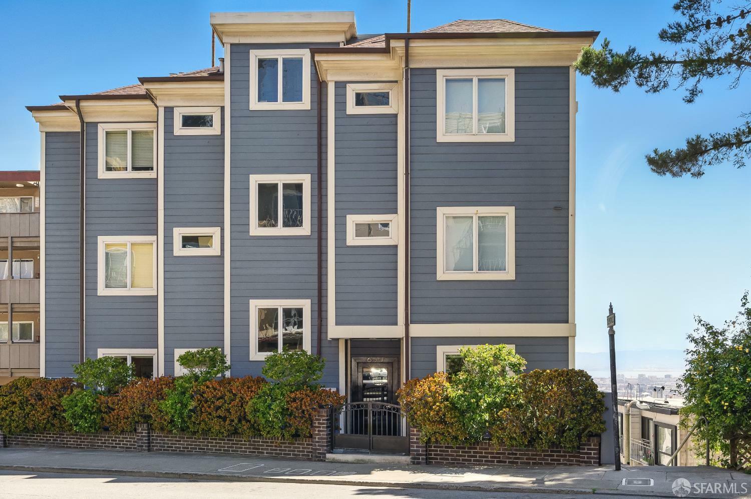Property Photo: 657 Corbett Avenue 2 CA 94114