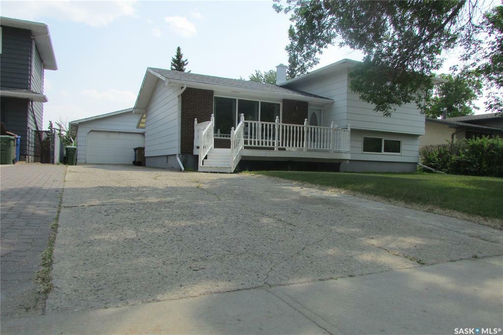 Property Photo: 227 Rodenbush Drive SK S4R 6X1