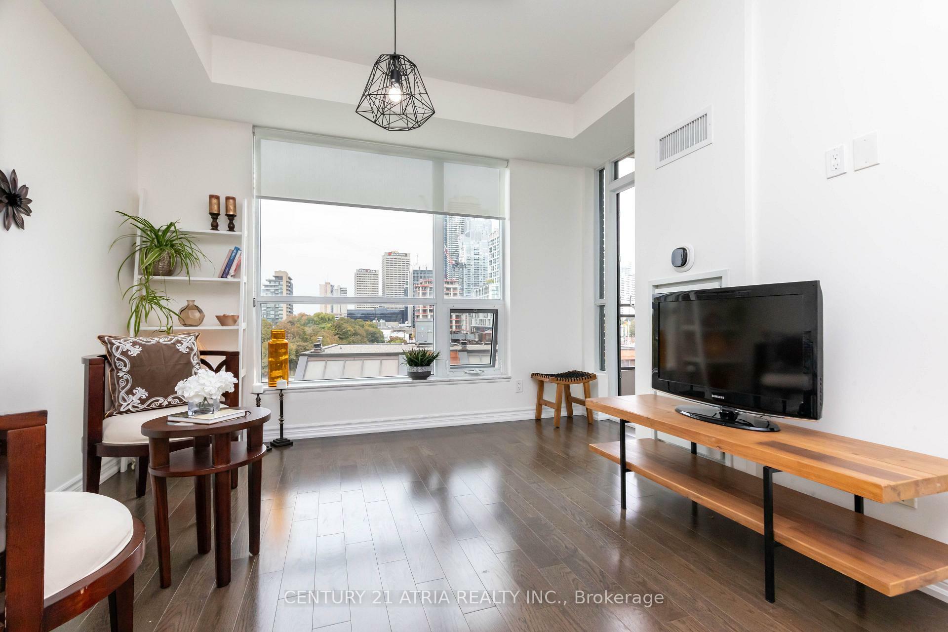 Property Photo: 23 Glebe Road W 519 ON M5P 0A1