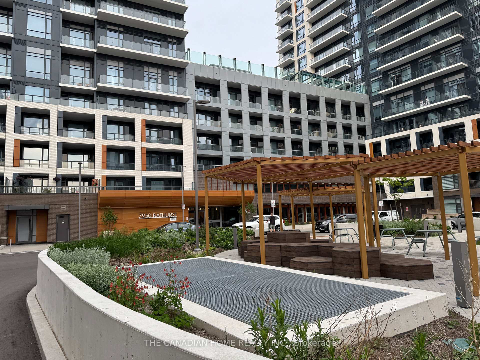 Property Photo: 7950 Bathurst Street A820 ON L4J 0L4