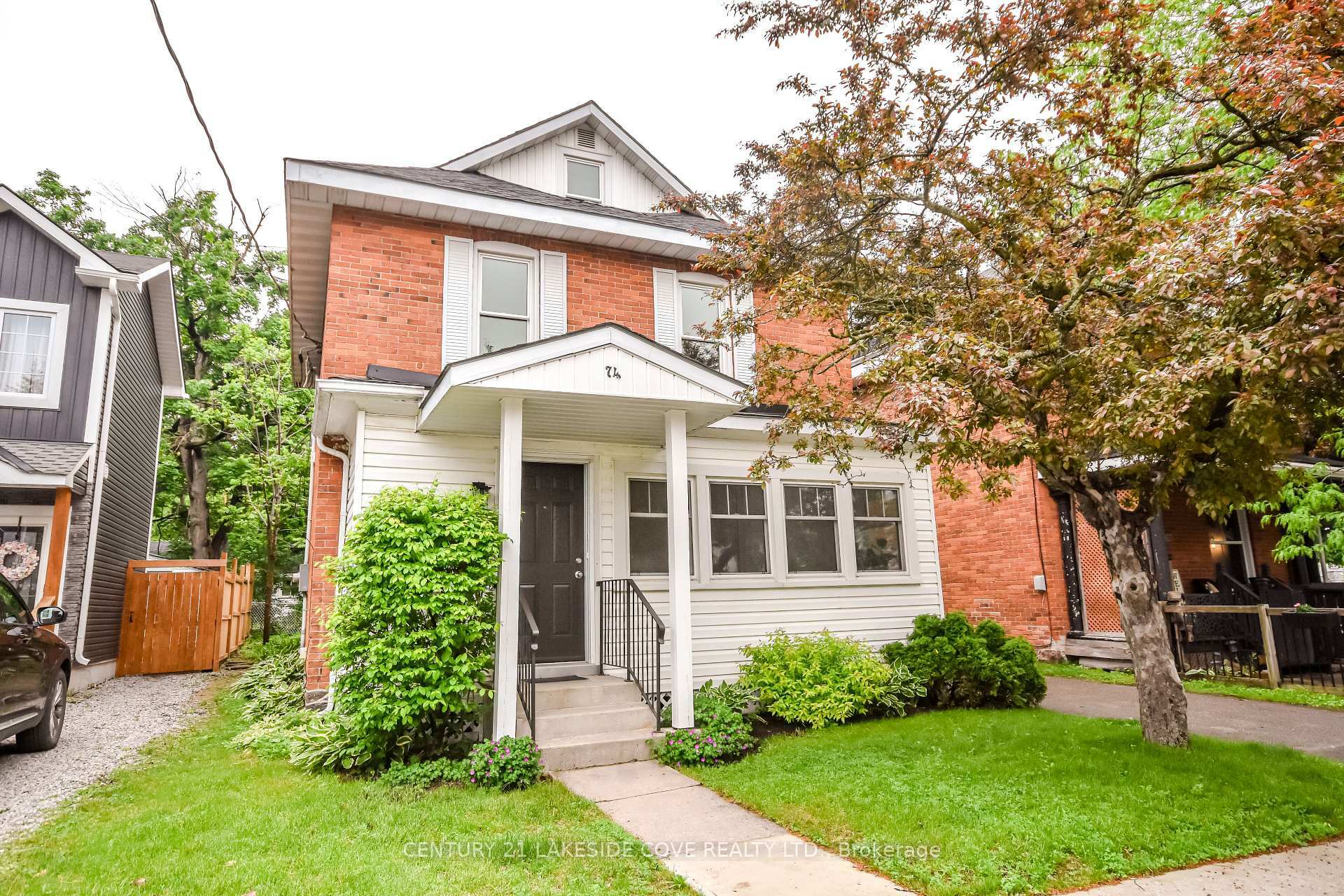 Photo de la propriété: 74 Penetang Street ON L3V 3N5