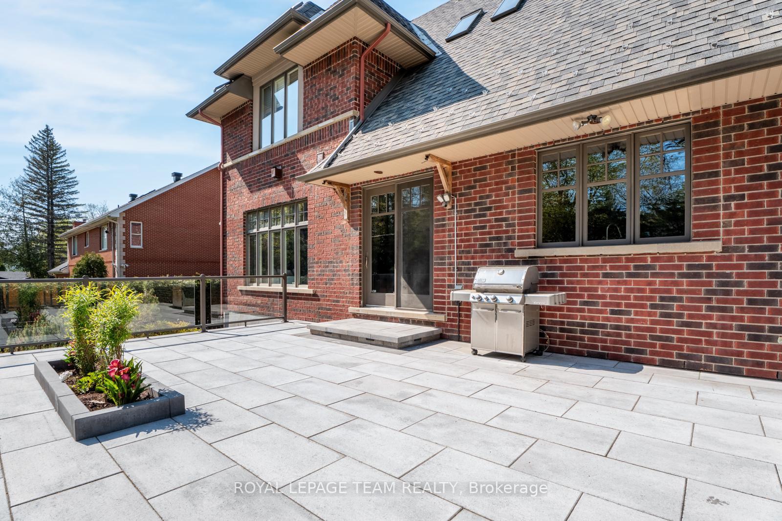 Property Photo: 250 Sandridge Road ON K1L 5A2
