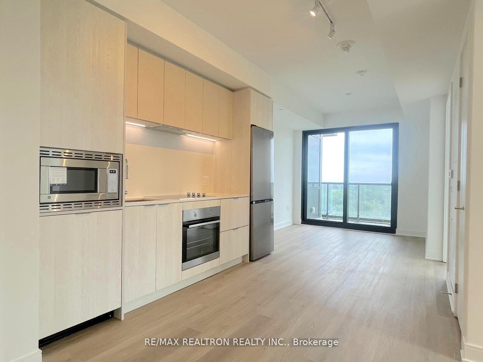 Property Photo:  86 Dundas Street E 1215  ON L5A 0B1 