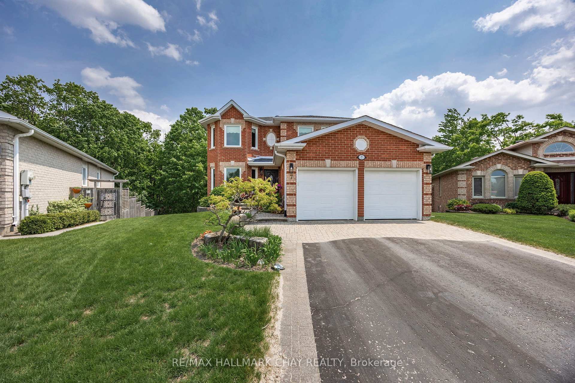 Property Photo: 7 Maw Court ON L4N 7X7