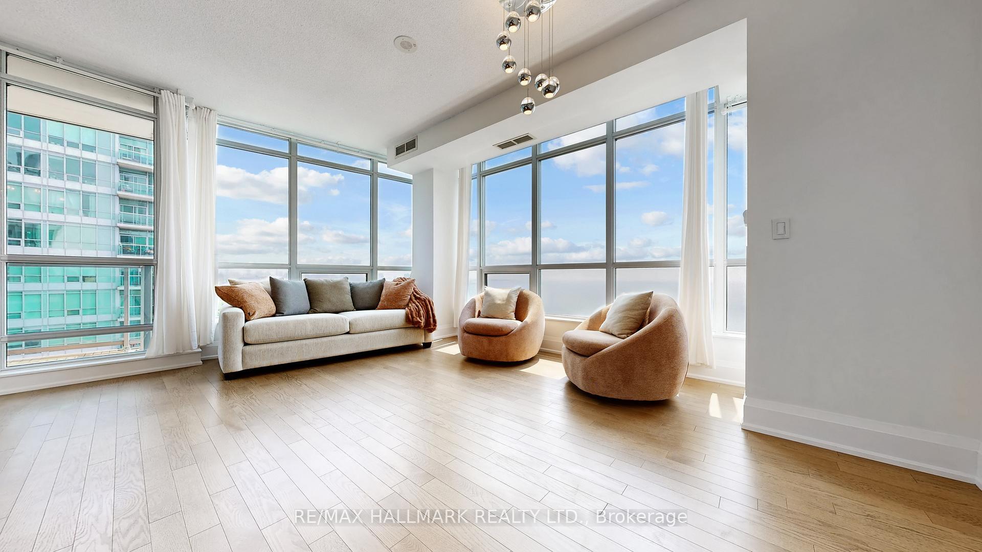 Property Photo: 1910 Lake Shore Boulevard W 1607 ON M6S 1A2