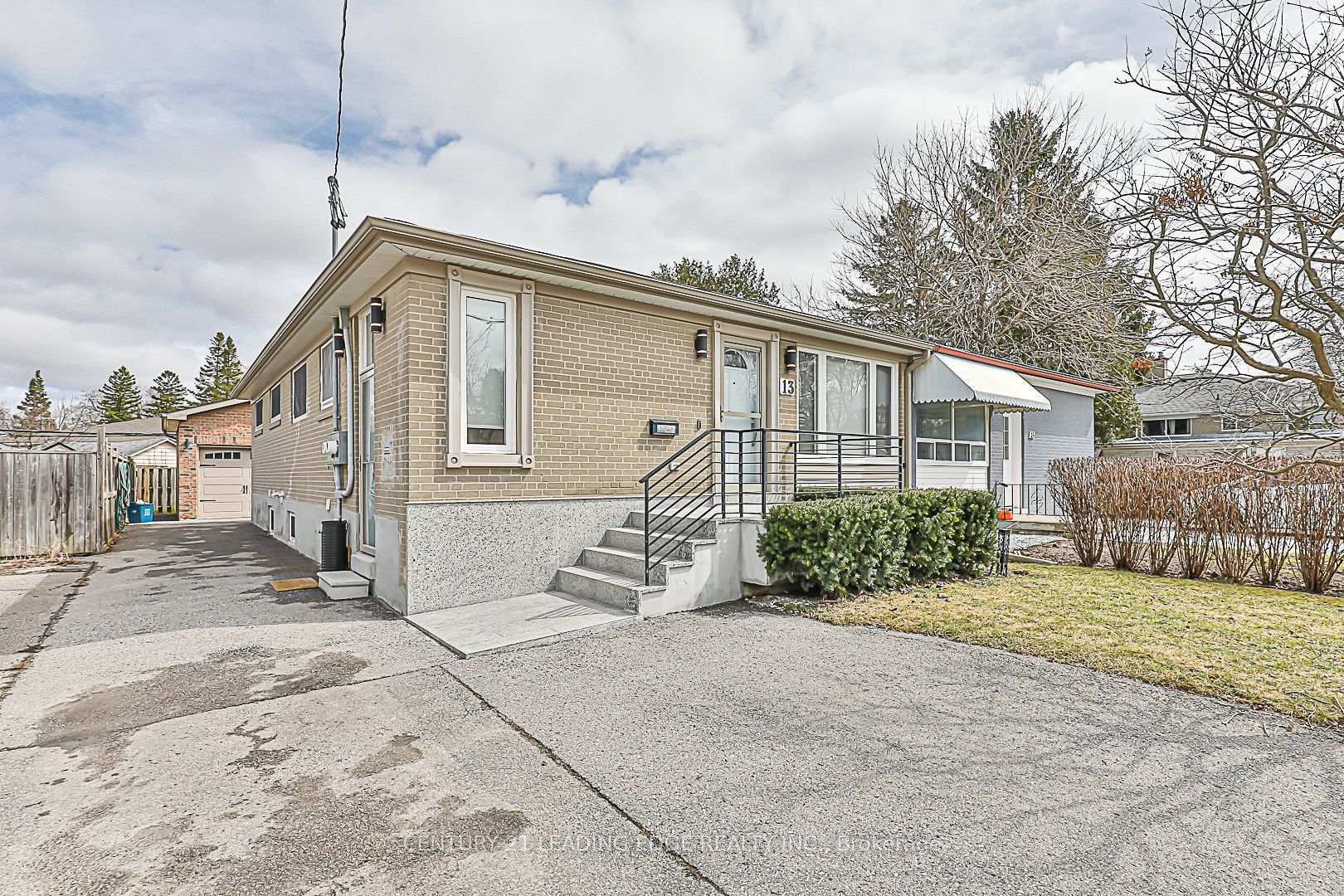13 Richardson Drive  Aurora ON L4G 1Y9 photo