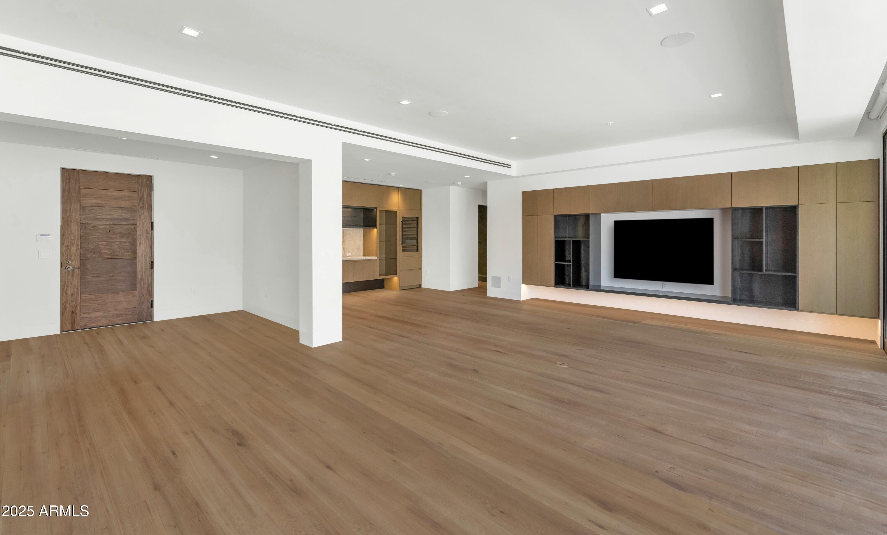 Property Photo:  6587 N Palmeraie Boulevard 1051  AZ 85253 