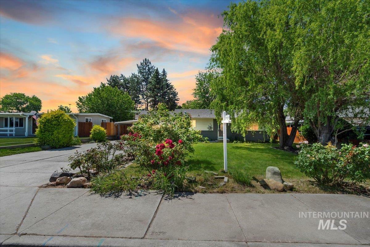 Property Photo:  425 W Pine Ave  ID 83642-2132 