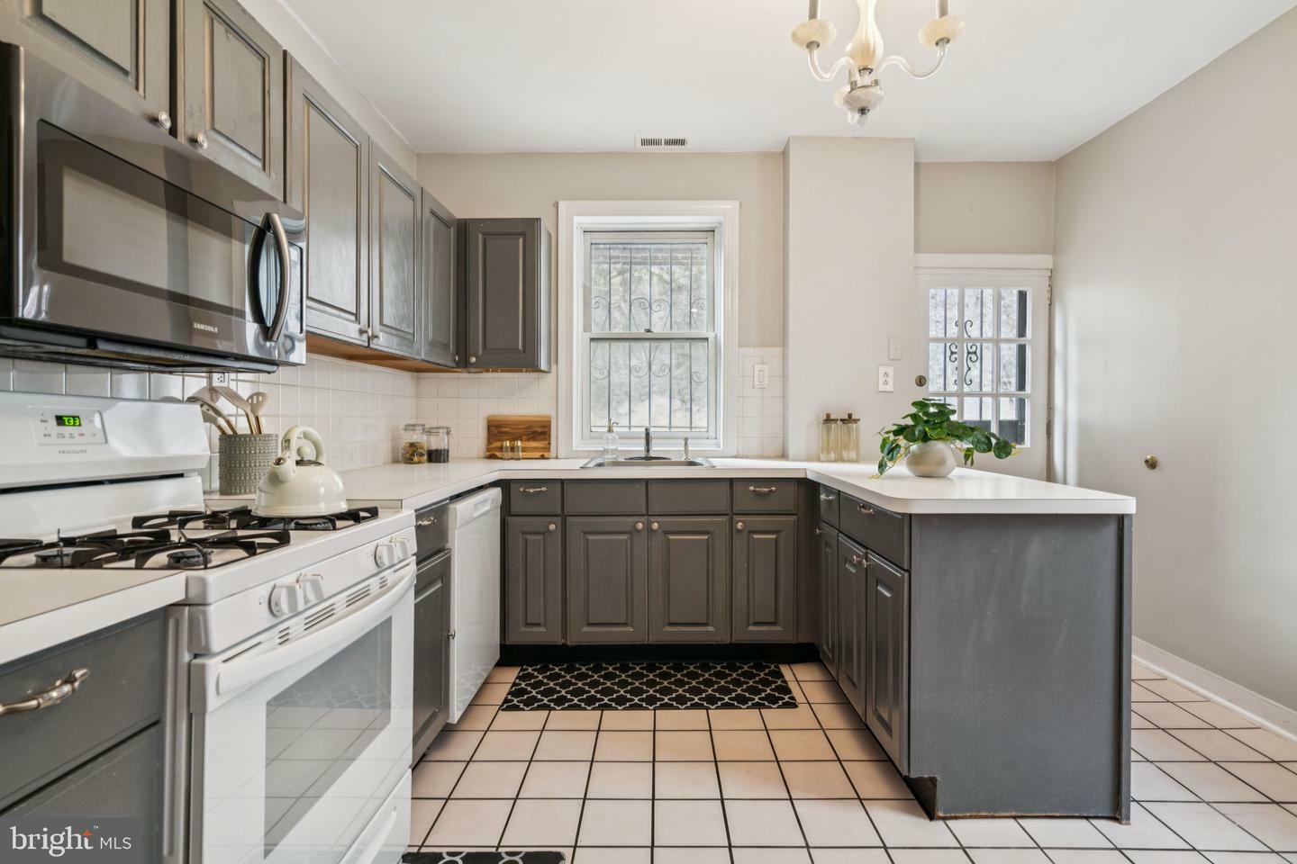 Property Photo: 907 N American Street PA 19123