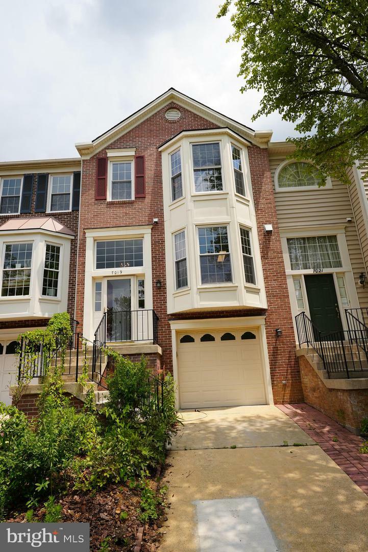 Property Photo: 7019 Ashleigh Manor Court VA 22315