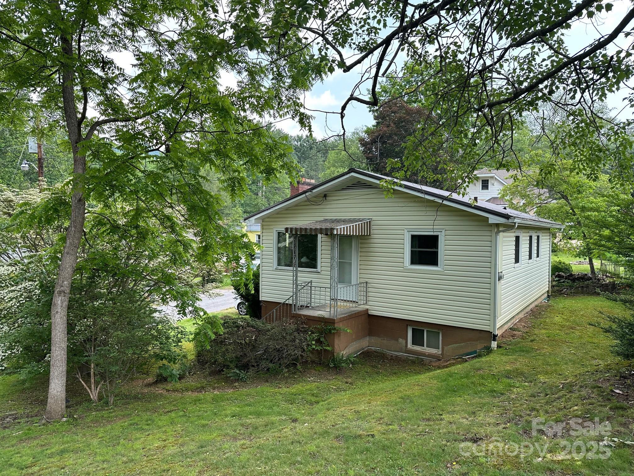 Property Photo: 180 White Dogwood Lane NC 28745