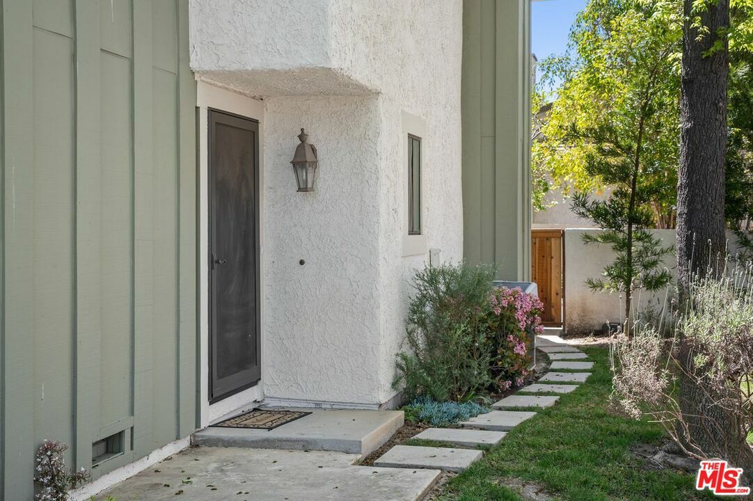 Property Photo: 2570 Calle Abedul CA 91360