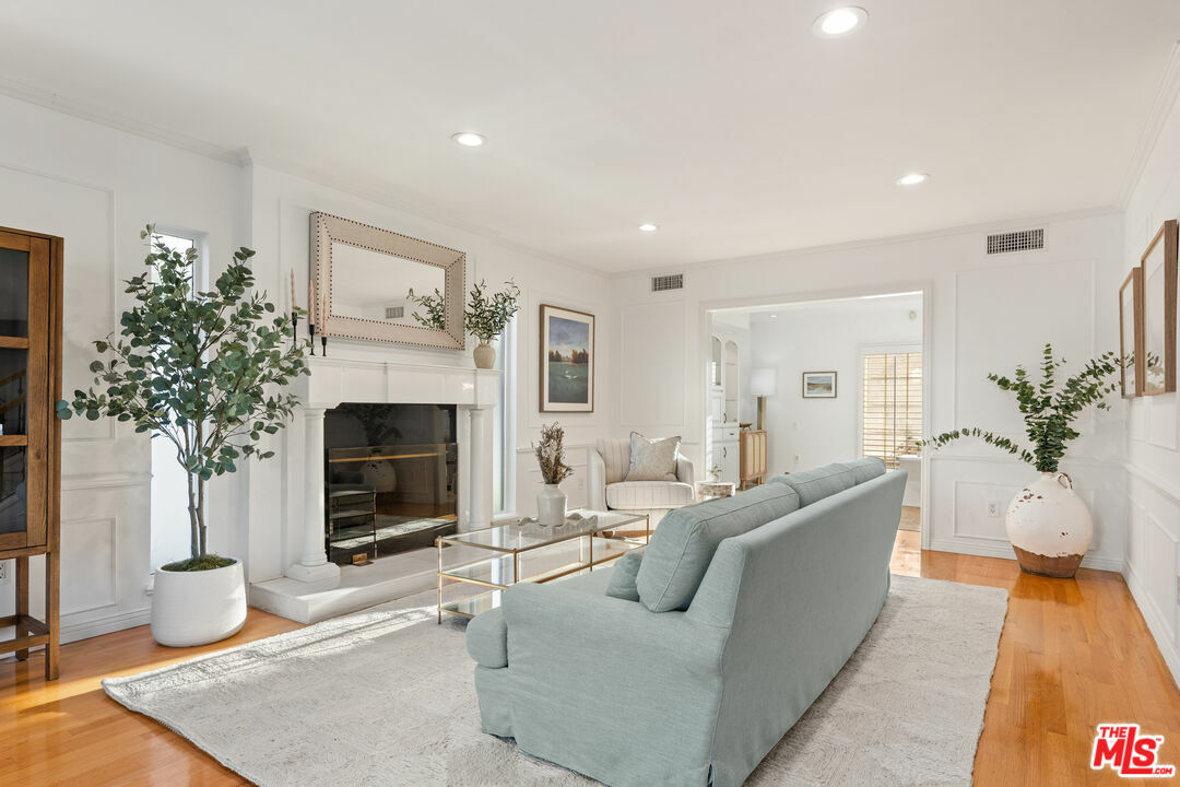 Property Photo:  16979 Encino Hills Dr  CA 91436 