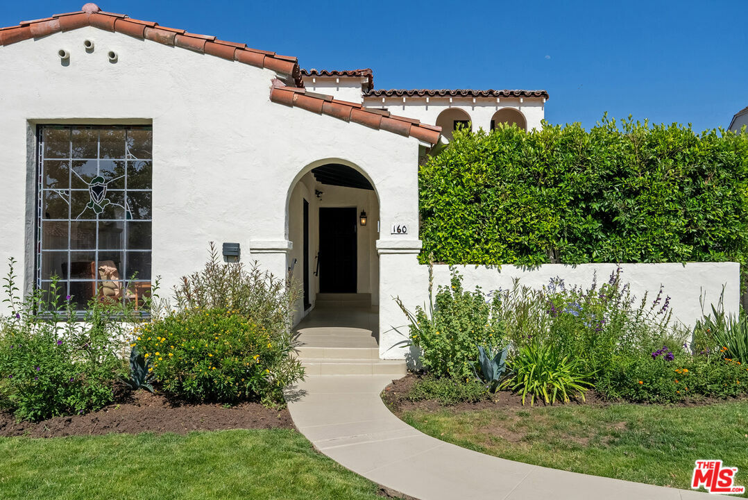 Property Photo: 160 S Poinsettia Pl CA 90036