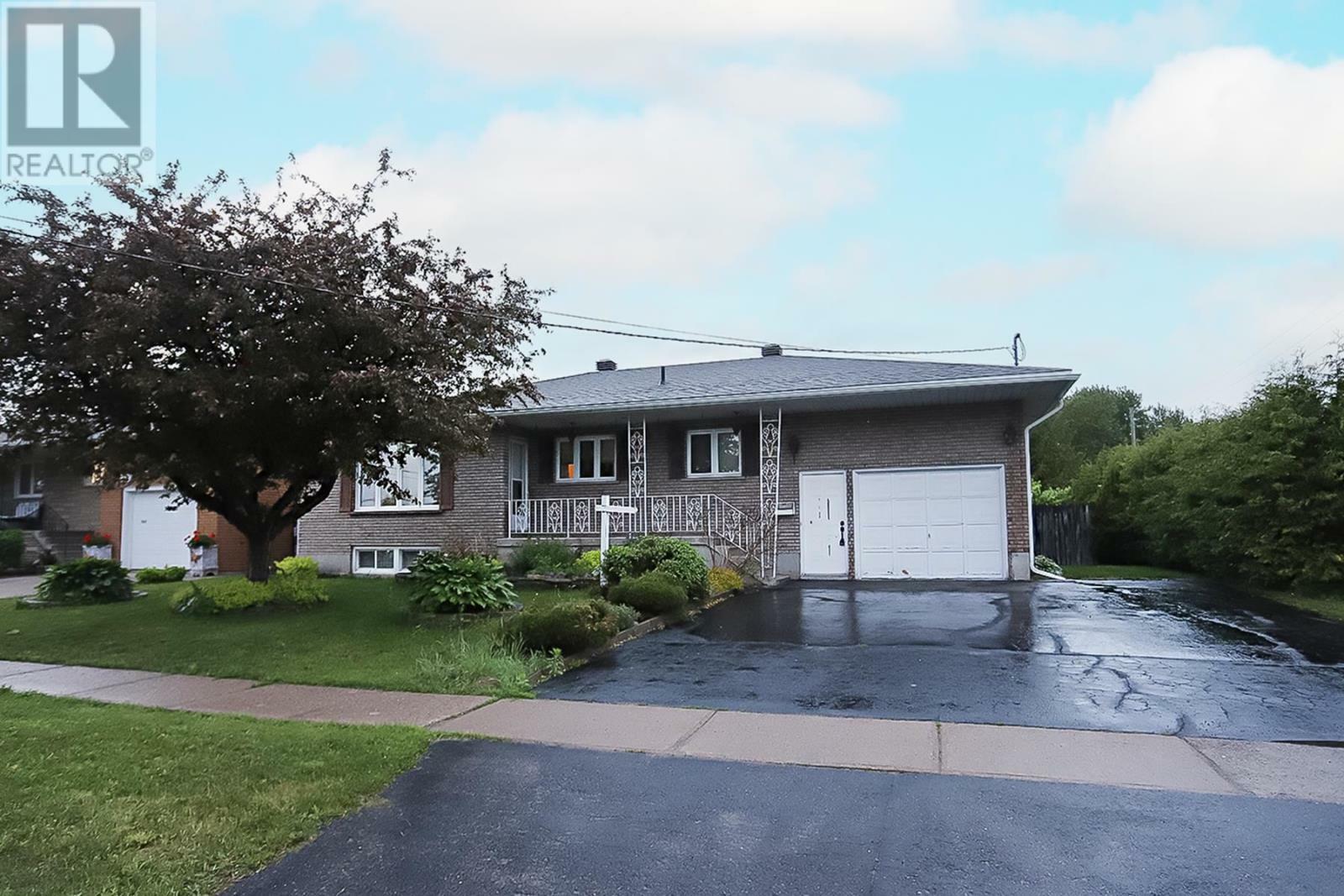 Property Photo: 86 Johnson Ave ON P6C 2V5