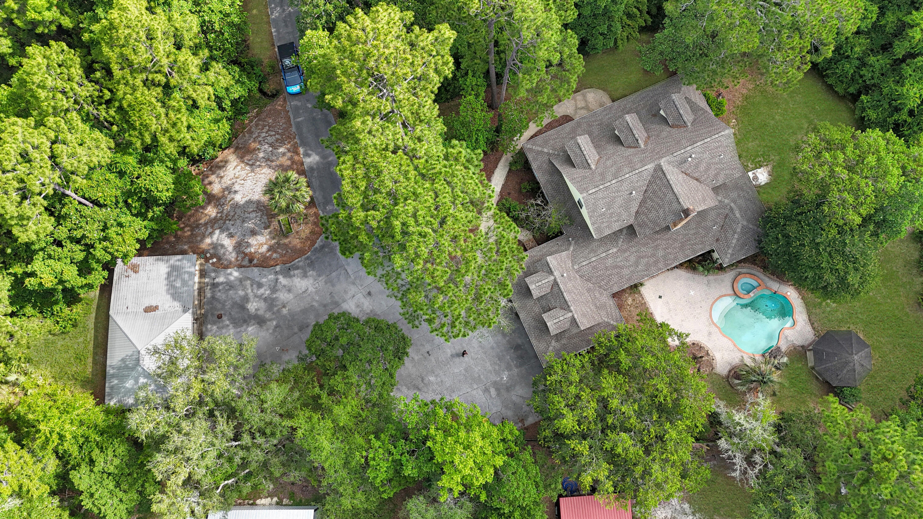 Property Photo: 4524 Woodlands Drive FL 32578