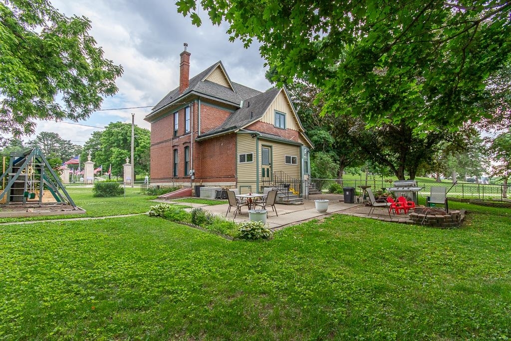 Property Photo: 2735 Windsor Avenue IA 52001