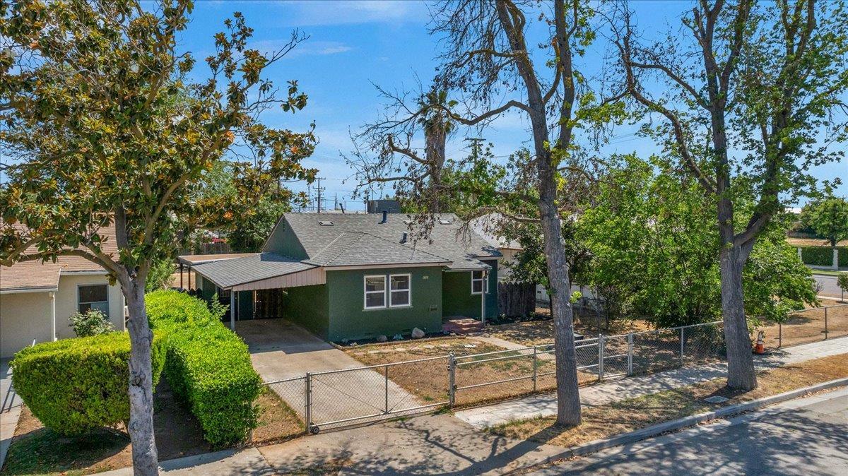 Property Photo: 435 W Valencia Avenue CA 93706