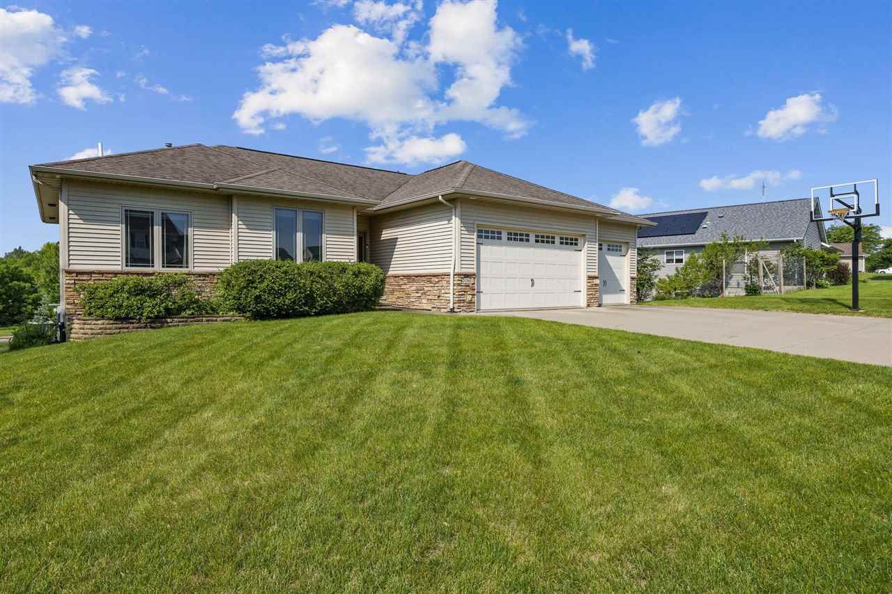 Property Photo: 2136 Oakdale Rdg IA 52241