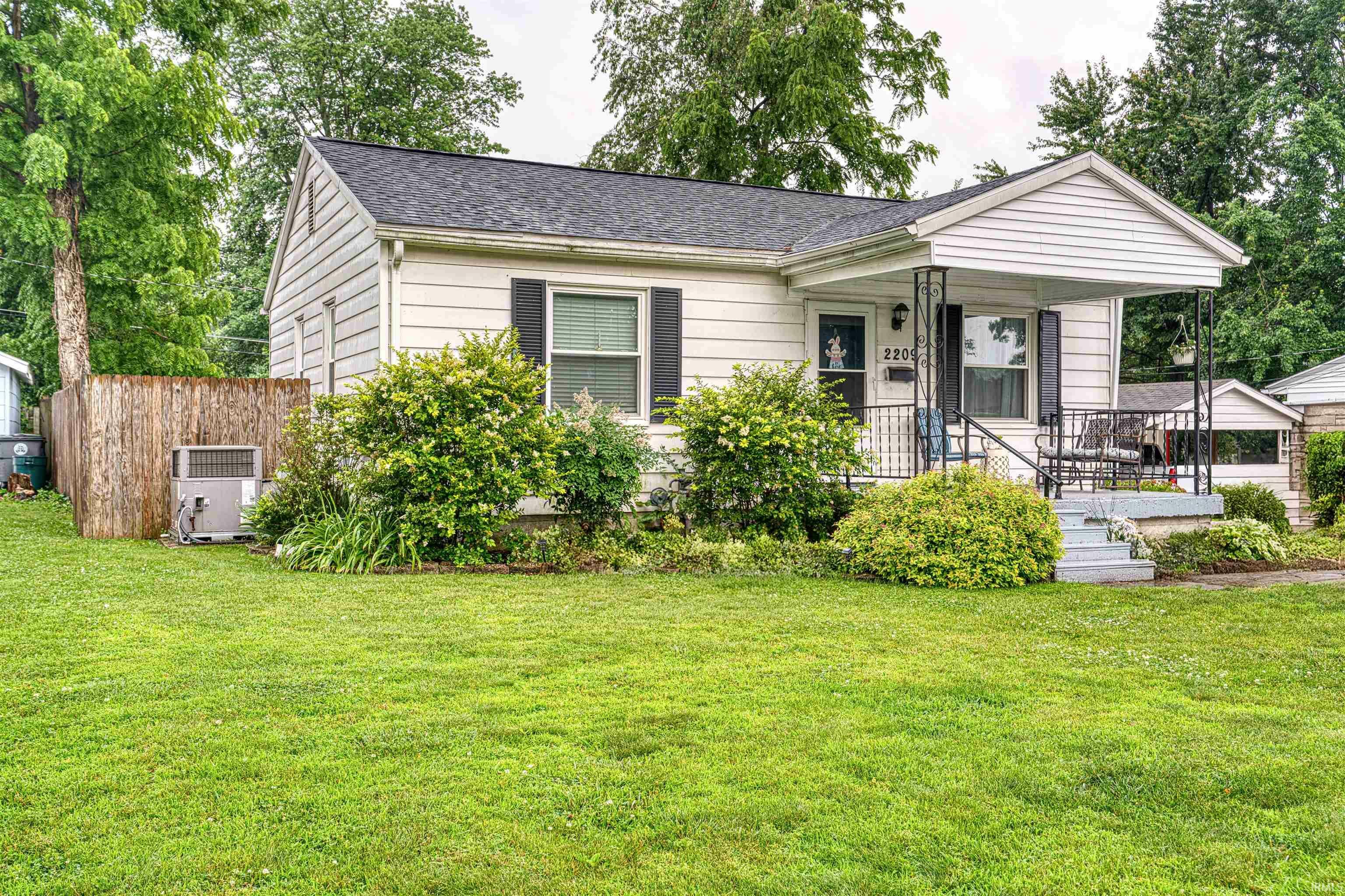 Property Photo:  2209 E Franklin Street  IN 47711 