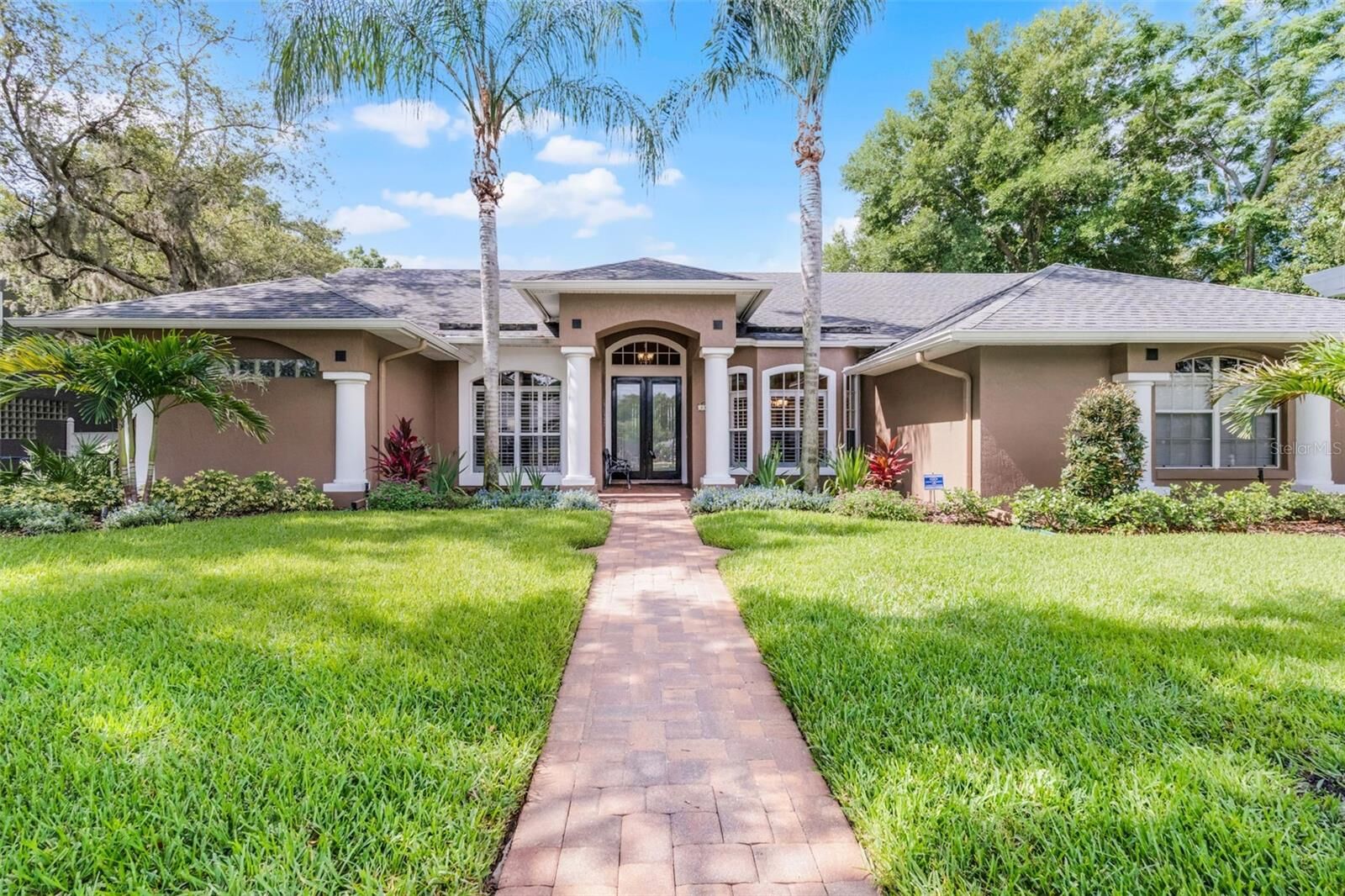 Property Photo: 831 Royalwood Lane FL 32765