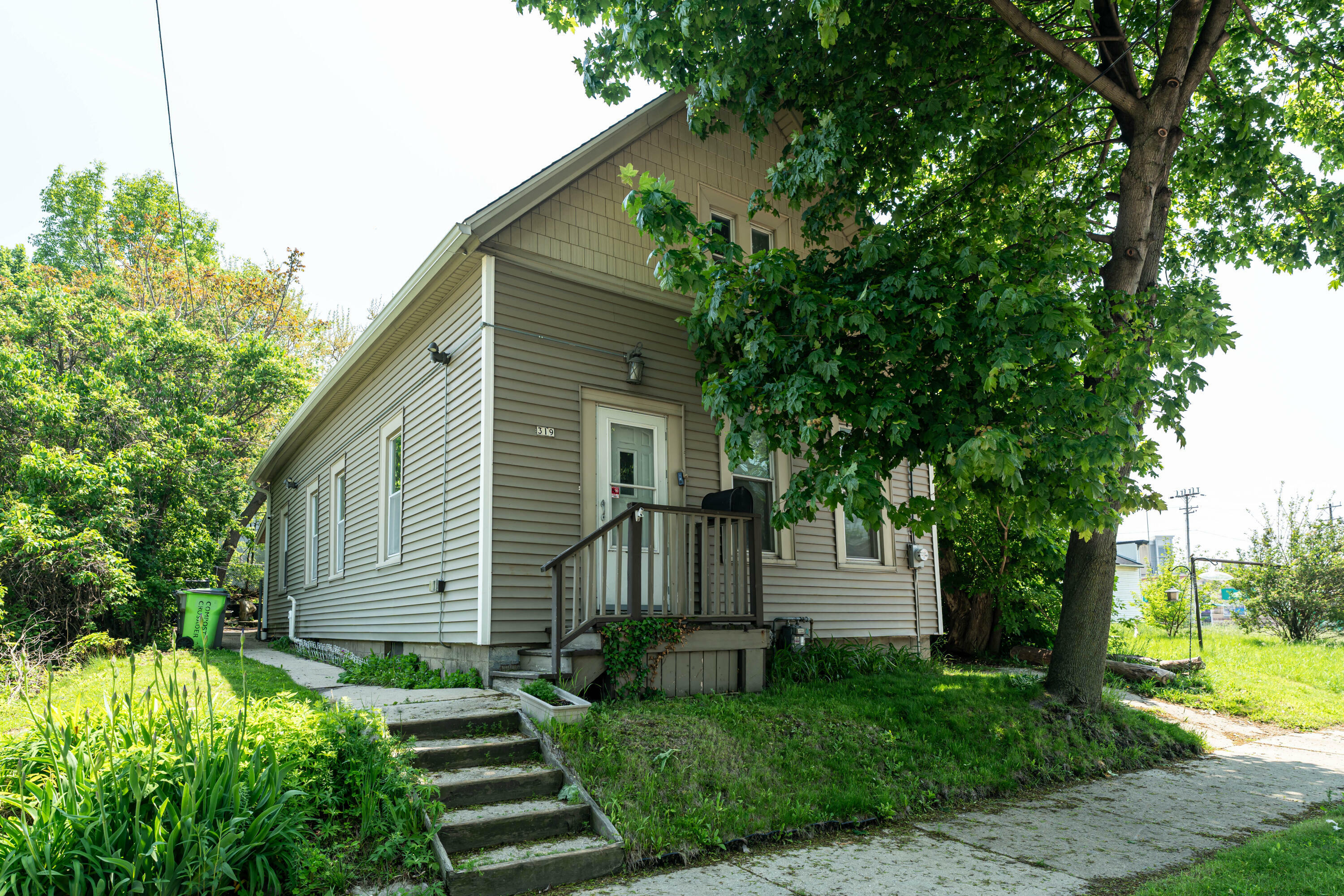 Property Photo: 319 E Stewart St WI 53207
