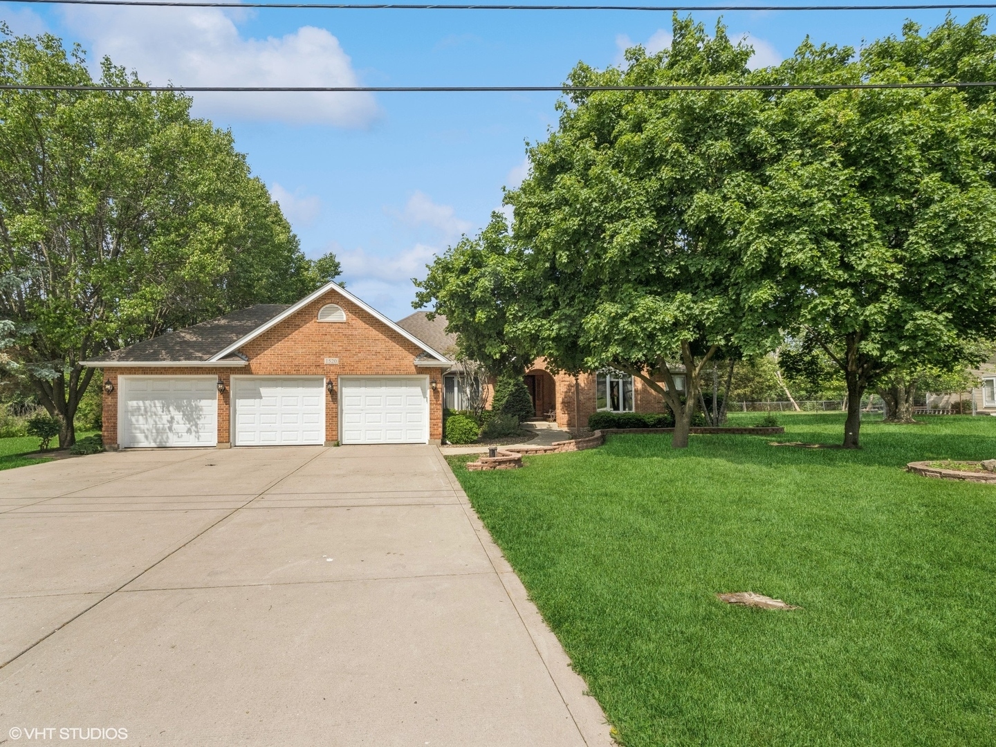 Property Photo: 1520 Grant Street IL 60193