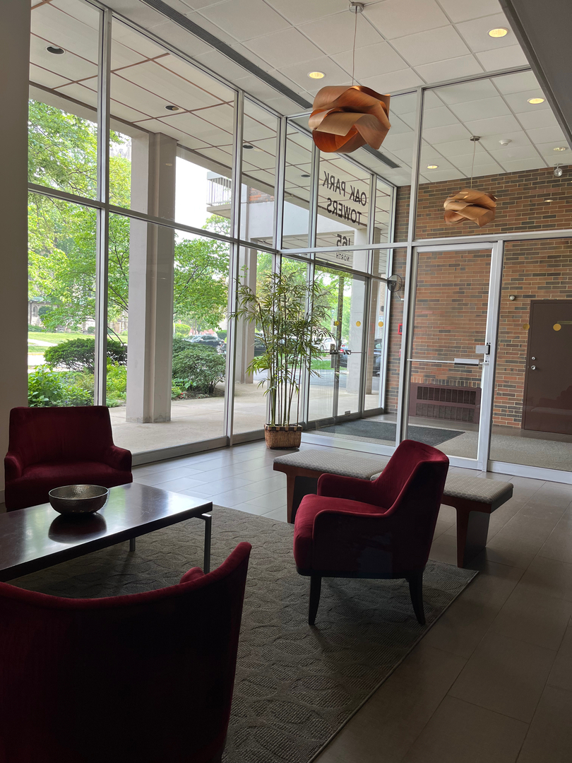 Property Photo: 165 N Kenilworth Avenue 4D IL 60301