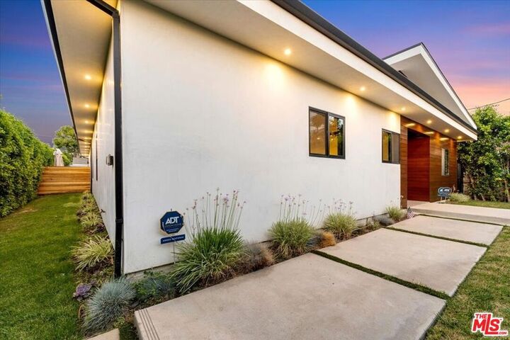 Property Photo: 5456 Hazeltine Avenue CA 91401