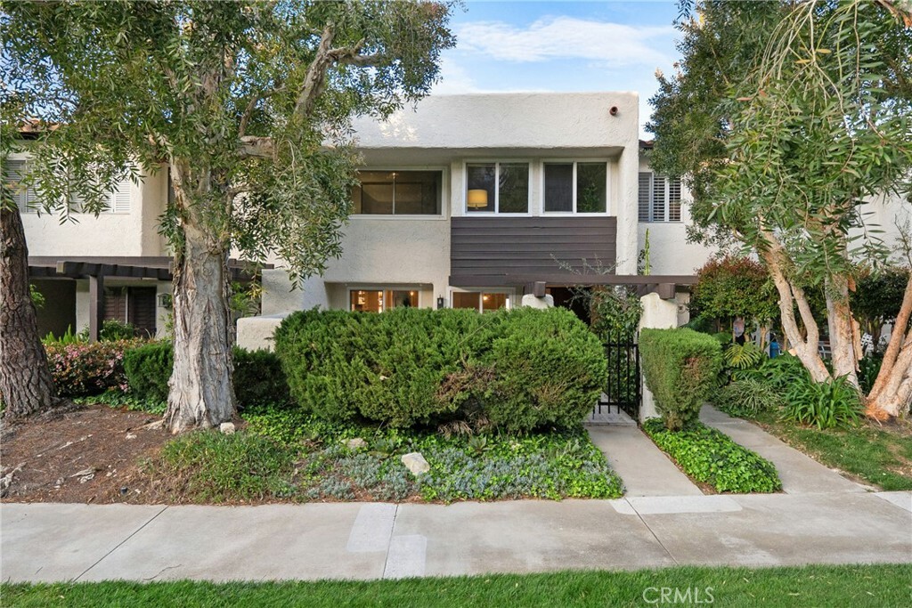 Property Photo: 85 Aspen Way CA 90274