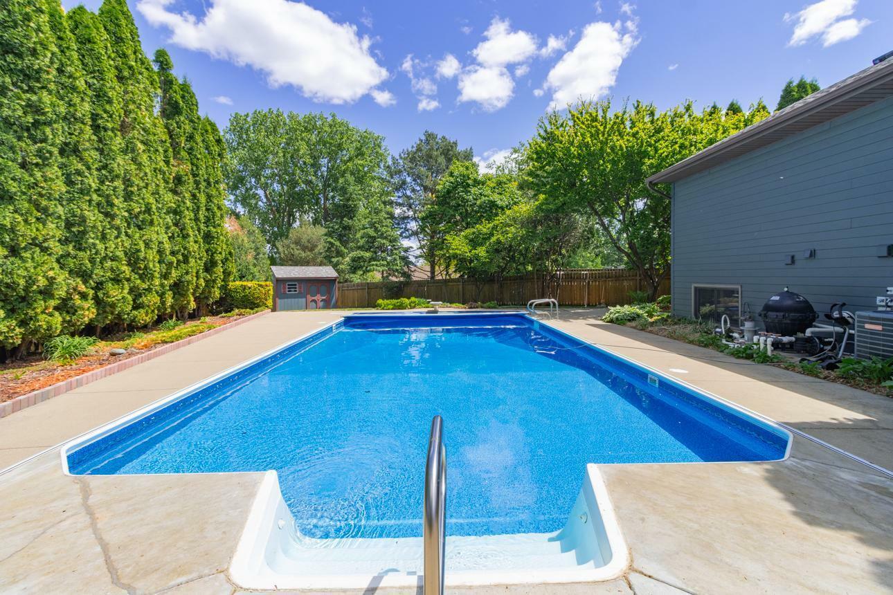 Property Photo: 977 Brooks Court E MN 55109
