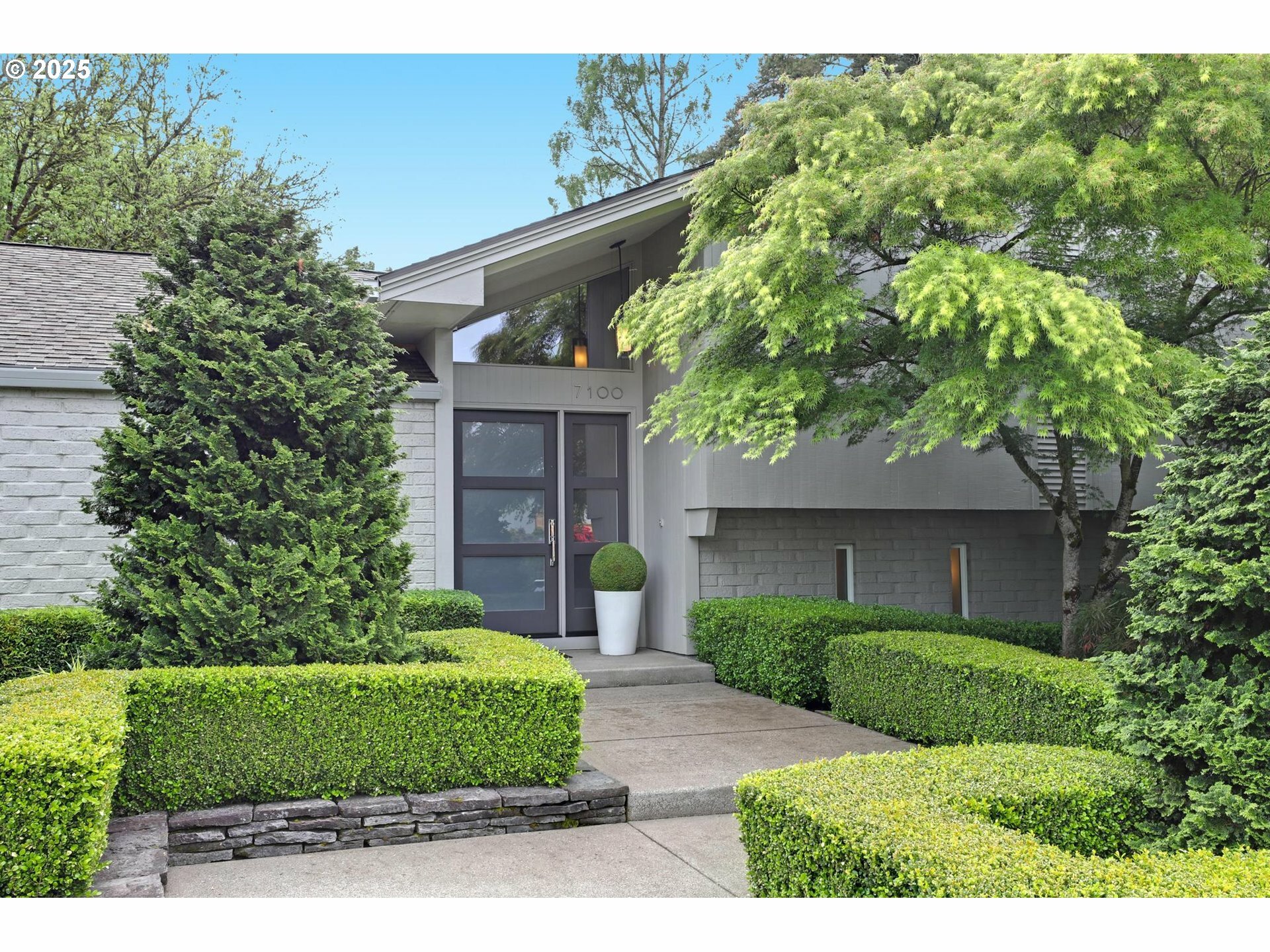 Property Photo: 7100 SW Willowmere Dr OR 97225