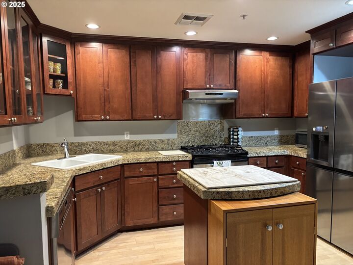 Property Photo:  196 SE Spokane St 106  OR 97202 