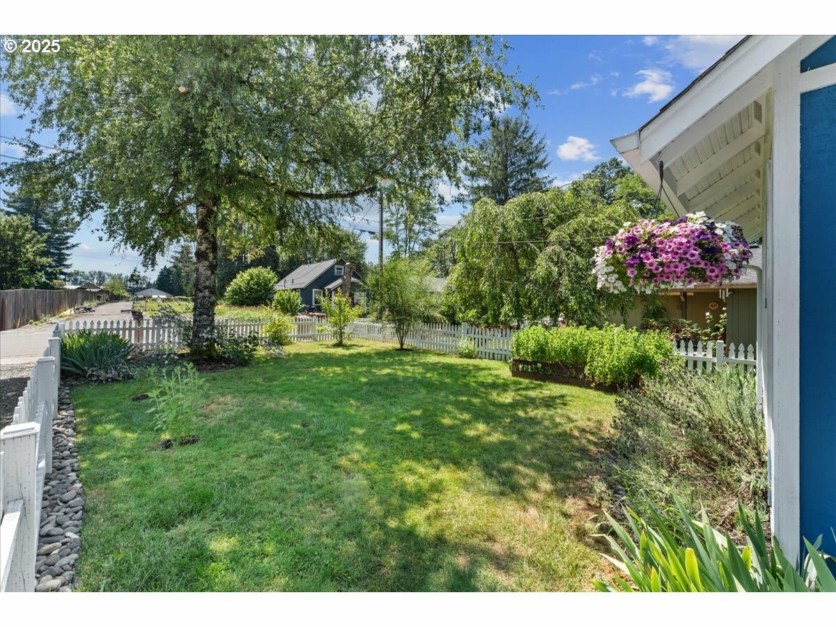 Property Photo: 1527 SE 7th Ave WA 98607
