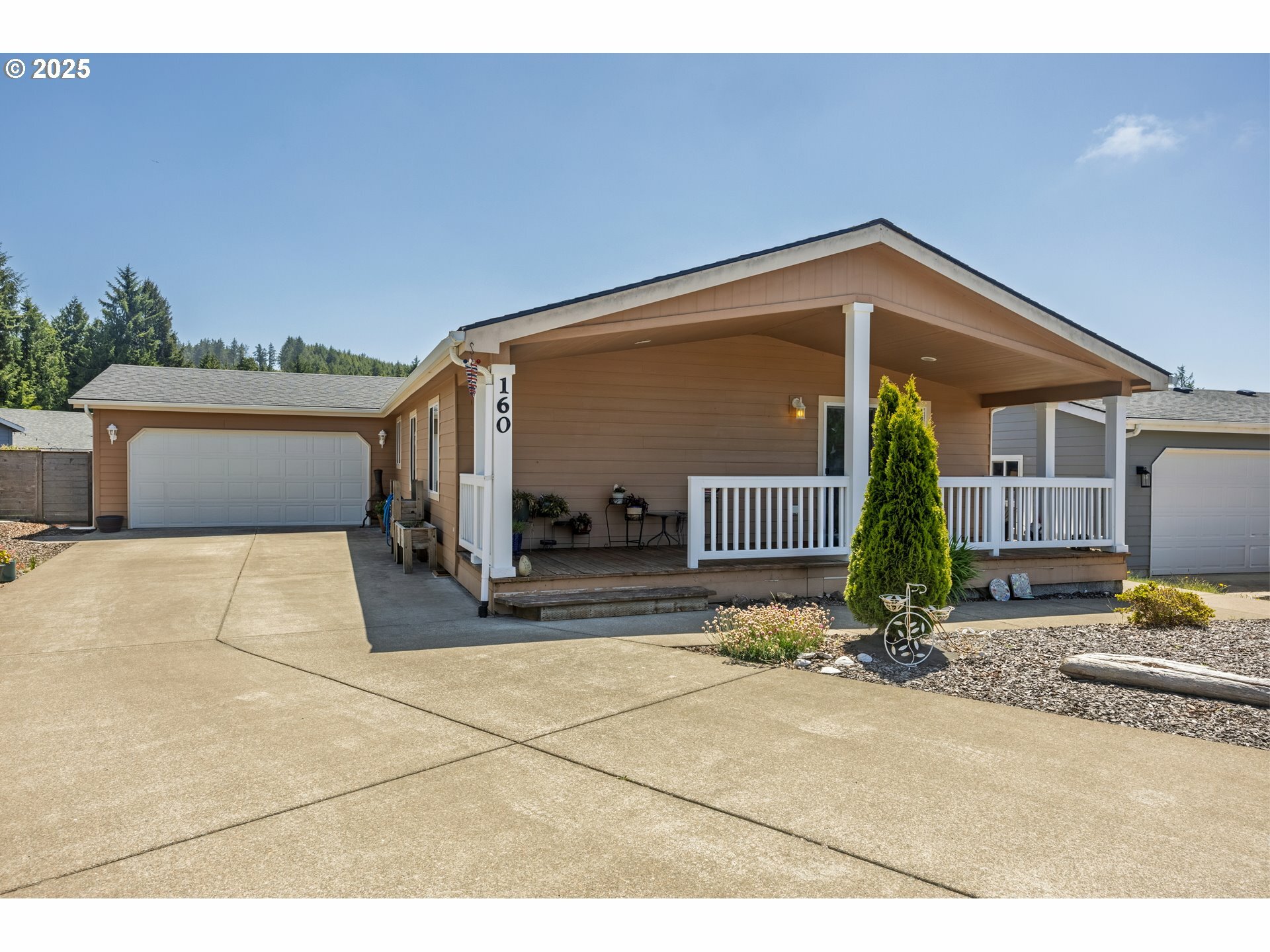 Property Photo: 160 SE Whalesong Dr OR 97341