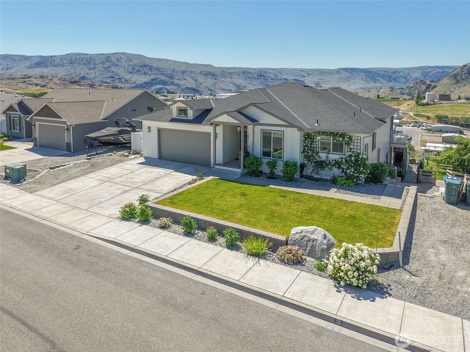 Property Photo:  1080  Sunset Lane  WA 98816 