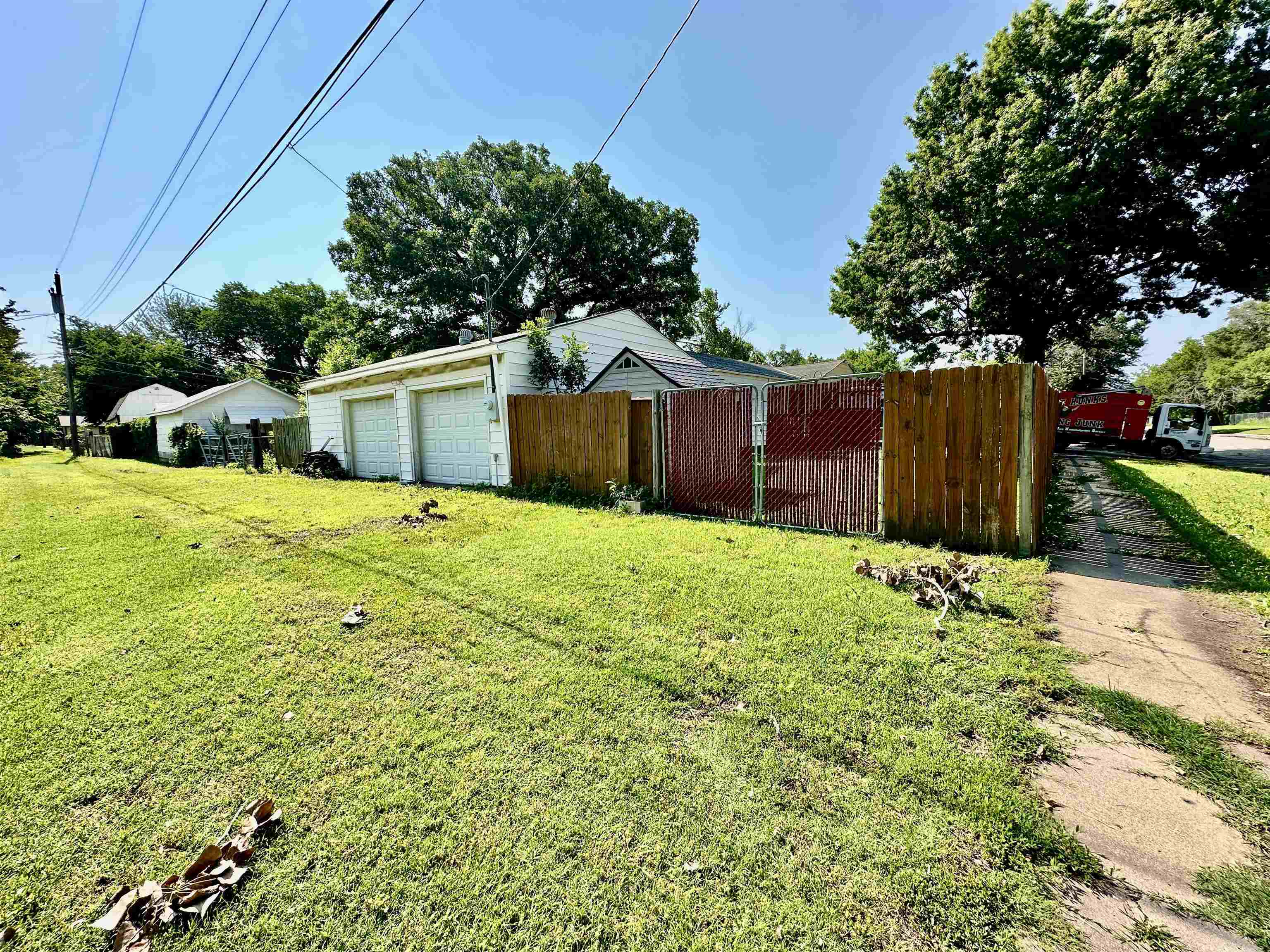 Property Photo: 2924 S Volutsia Ave KS 67216