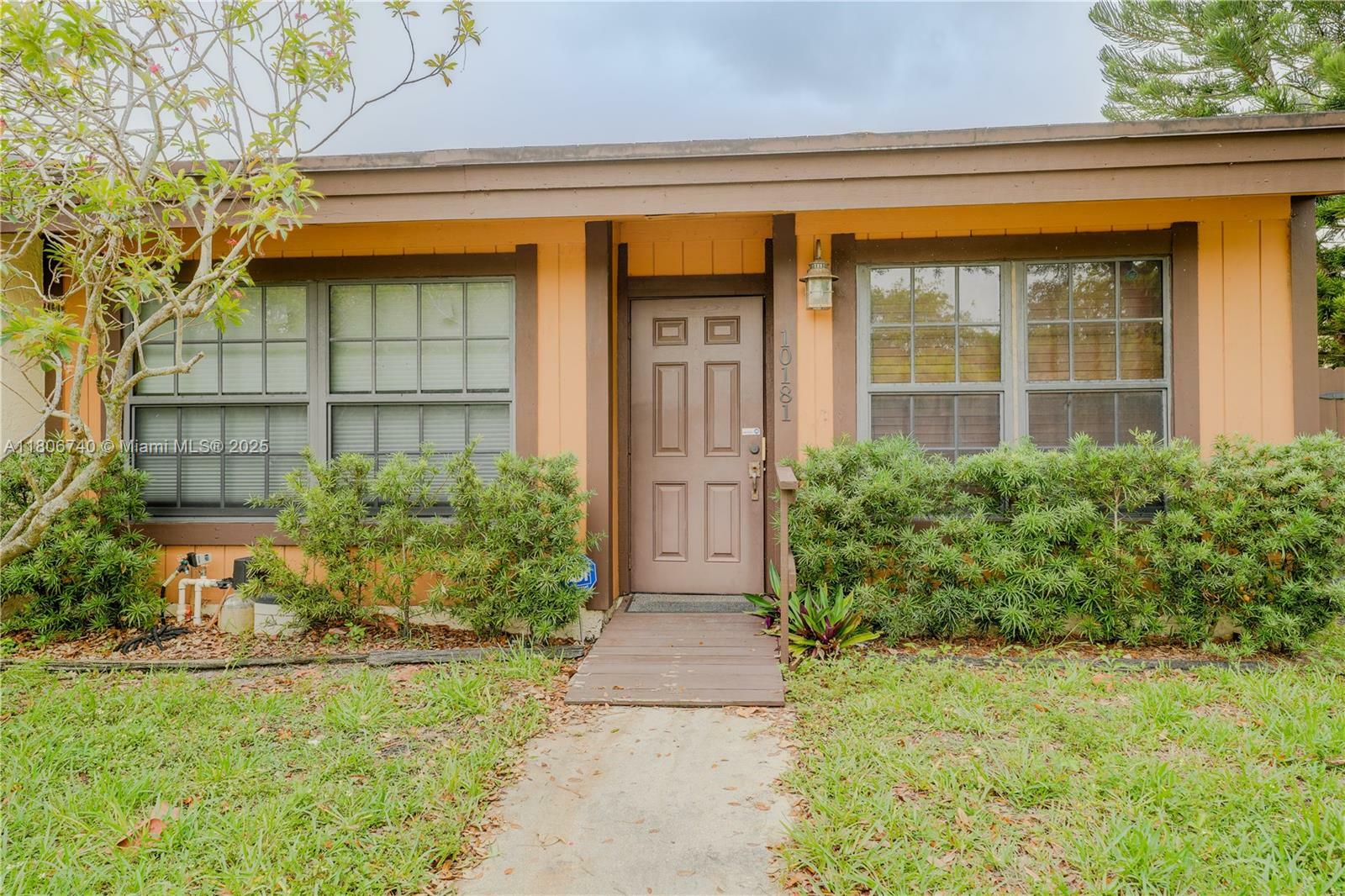 10181 E Cypress Ct  Pembroke Pines FL 33026 photo