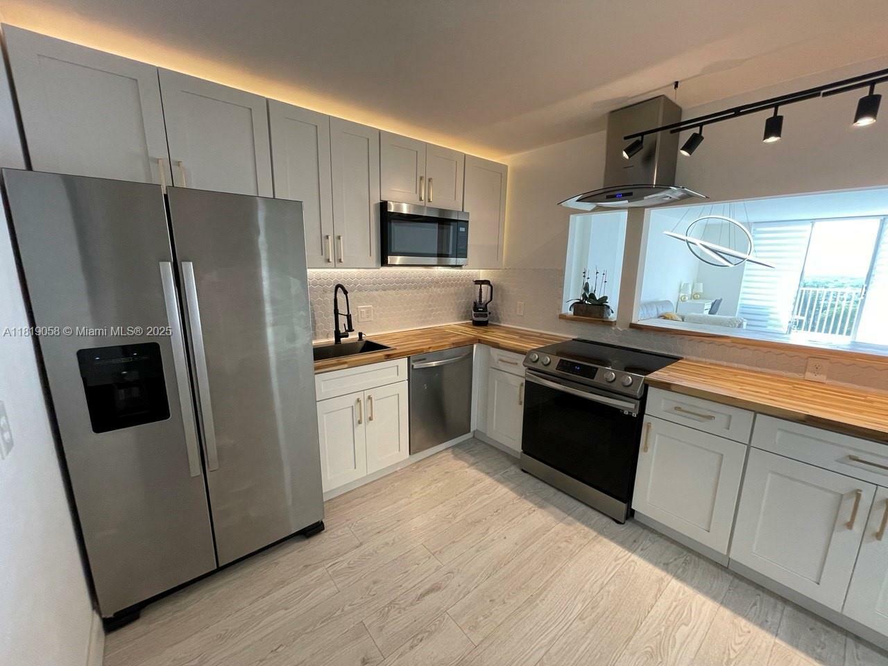 Property Photo: 2801 NE 183rd Street 1611W FL 33160