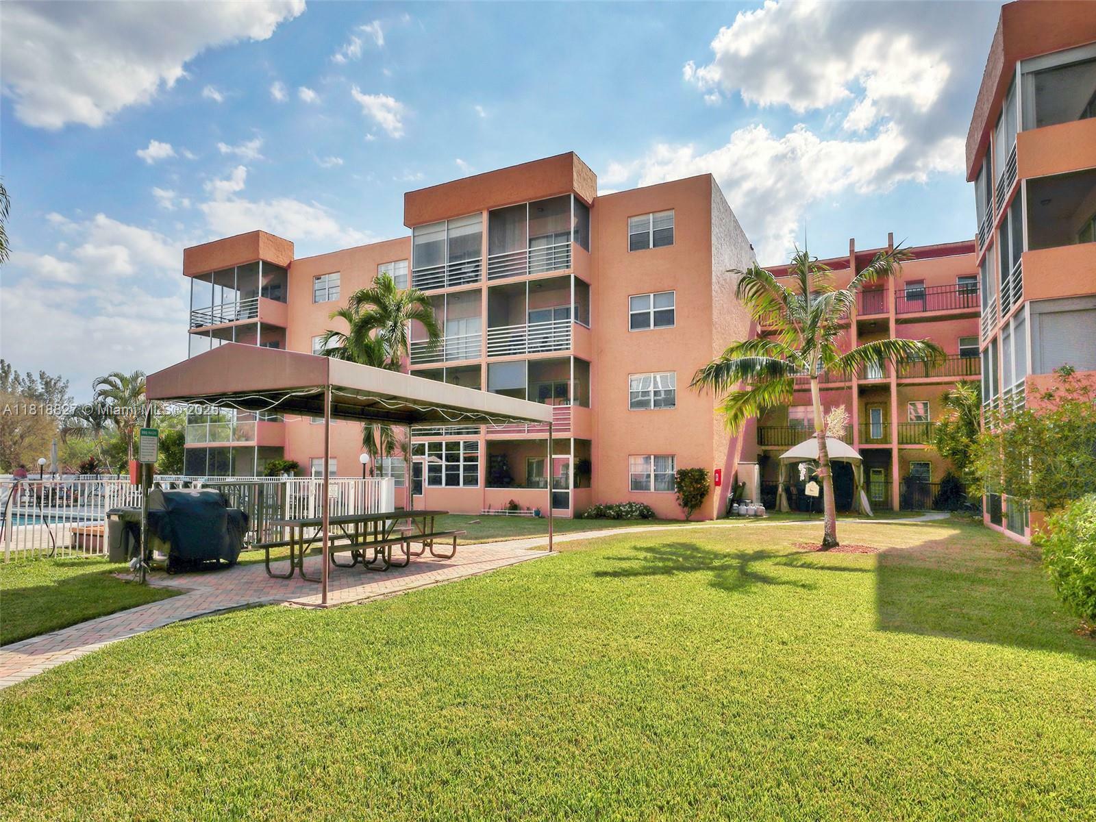 Property Photo: 3048 E Sunrise Lakes Dr 319 FL 33322