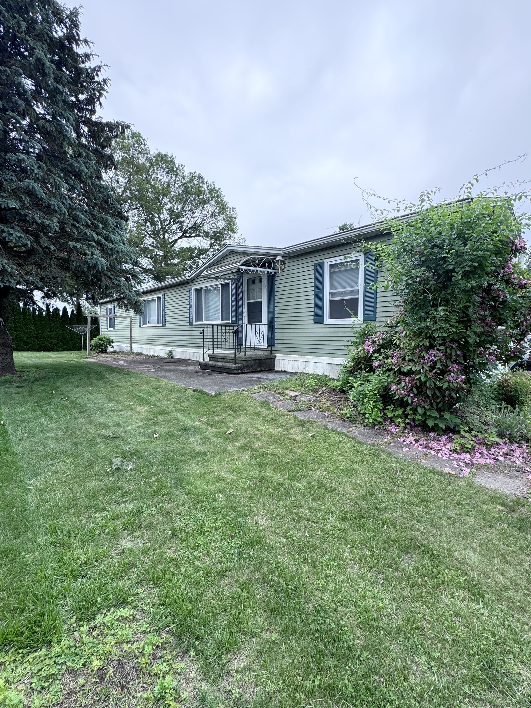 Property Photo: 3 Stonewood Terrace CT 06066