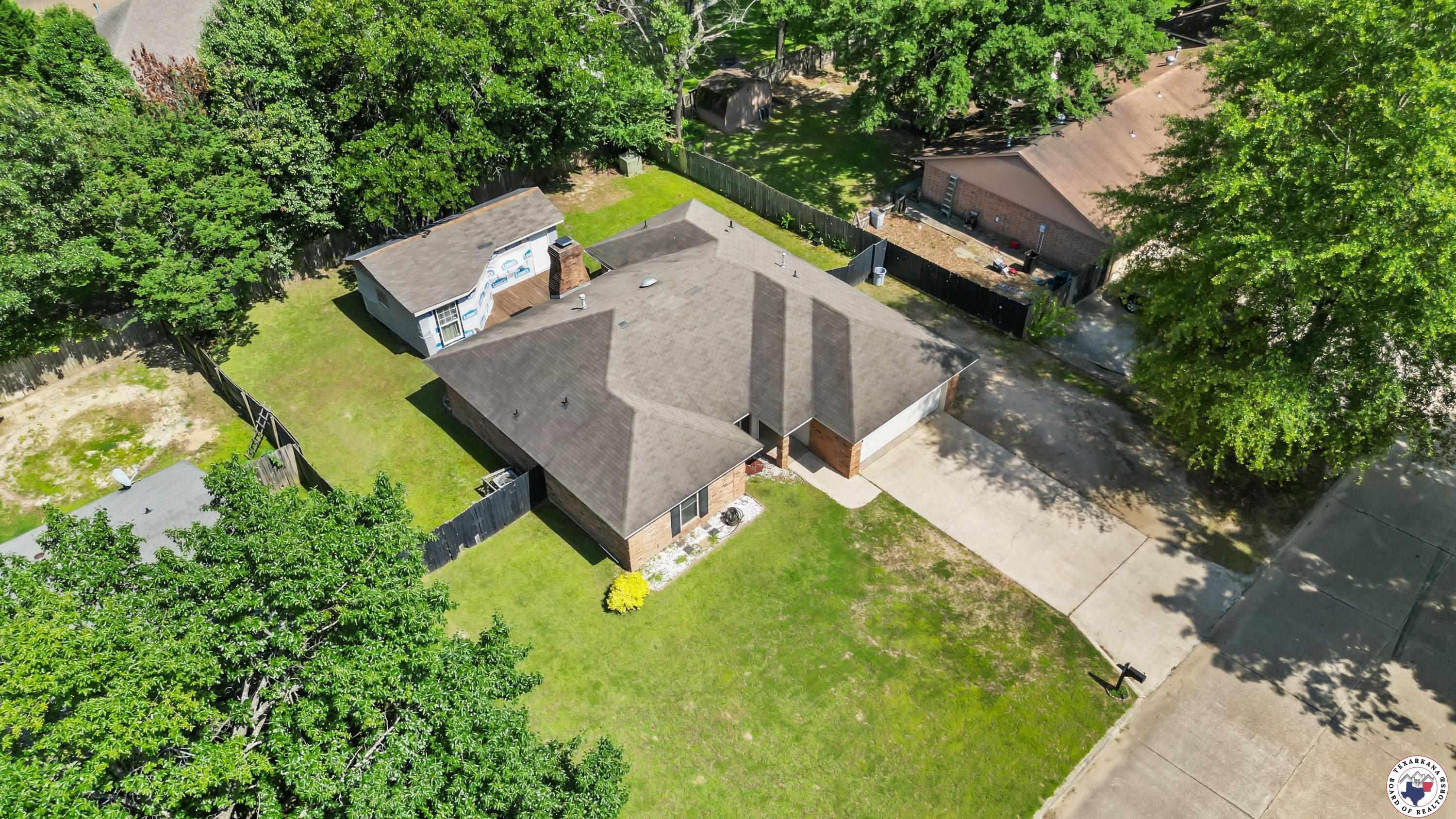 Property Photo: 208 Jeffrey Ln TX 75501
