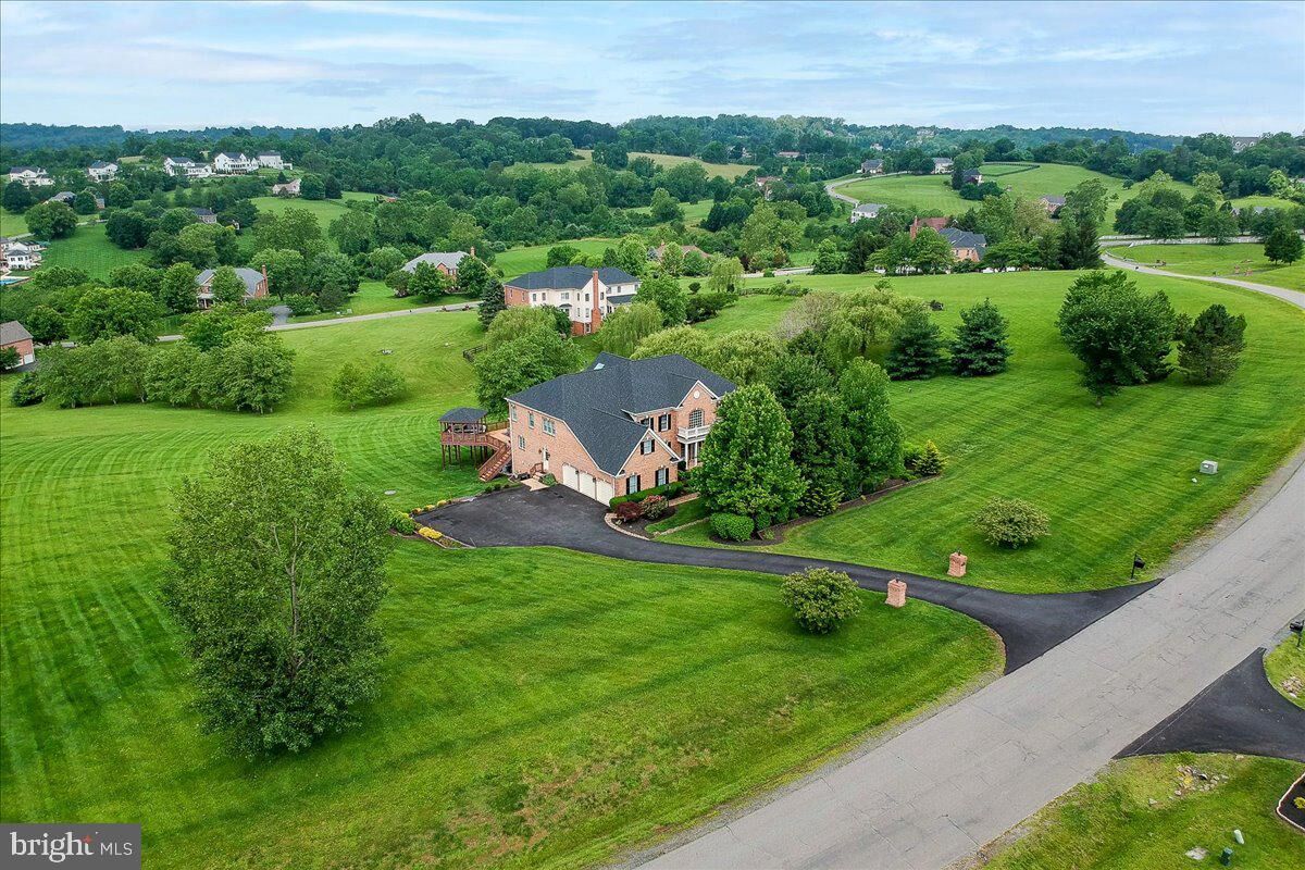 Property Photo: 17567 Tobermory Place VA 20175