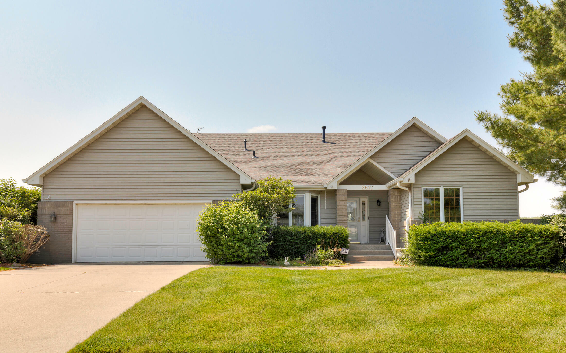 2617 E Leach Avenue  Des Moines IA 50320 photo