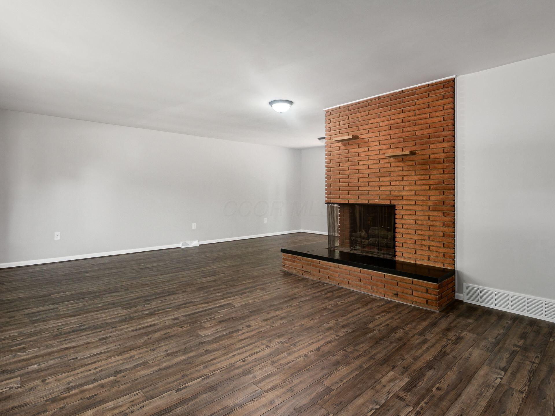 Property Photo: 1098 Stanhope Drive OH 43221