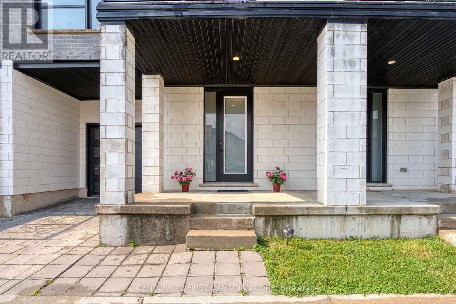 Property Photo: 946 West Village Square ON N6H 0J7